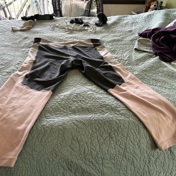 Pink and gray new balance leggings with pockets - Picture 2 of 6
